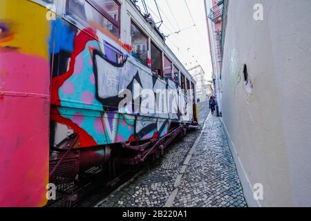 La Funicolare di Glória, conosciuta anche come Elevador da Glória, è una linea ferroviaria funicolare nella parrocchia civile di Santo António, nel comune Foto Stock