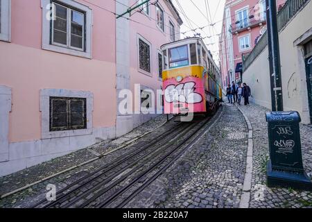 La Funicolare di Glória, conosciuta anche come Elevador da Glória, è una linea ferroviaria funicolare nella parrocchia civile di Santo António, nel comune Foto Stock