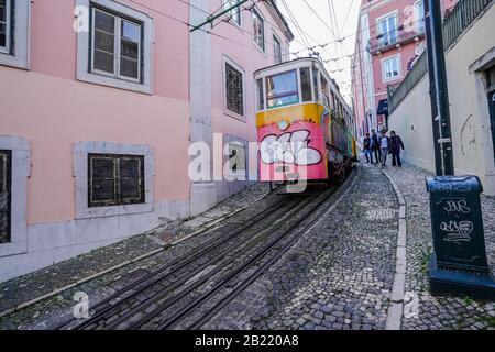 La Funicolare di Glória, conosciuta anche come Elevador da Glória, è una linea ferroviaria funicolare nella parrocchia civile di Santo António, nel comune Foto Stock