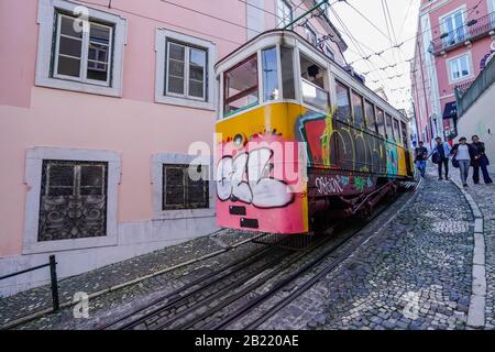 La Funicolare di Glória, conosciuta anche come Elevador da Glória, è una linea ferroviaria funicolare nella parrocchia civile di Santo António, nel comune Foto Stock