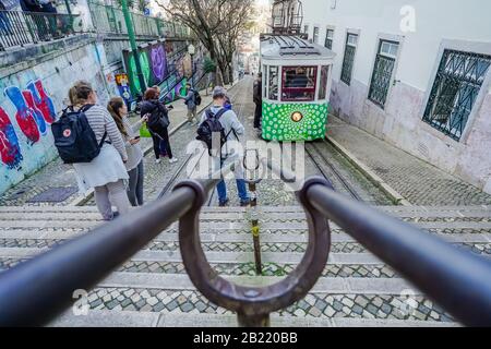 La Funicolare di Glória, conosciuta anche come Elevador da Glória, è una linea ferroviaria funicolare nella parrocchia civile di Santo António, nel comune Foto Stock