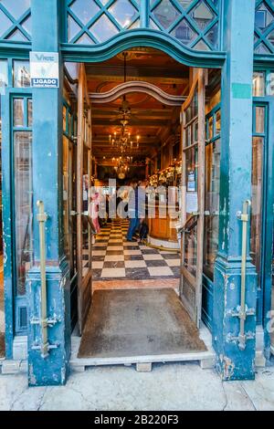 Il Cafe Brasileira è uno dei caffè più antichi e famosi nel quartiere Chiado di Lisbona, Portogallo, ed è la casa originale del Bica - uno strettissimo Foto Stock