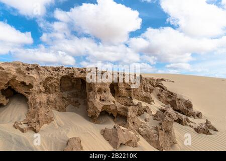 Sabbia deserto e rocce sotto il cielo nuvoloso Foto Stock