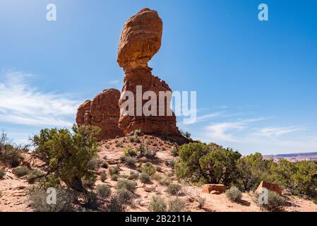 Bella roccia Bilanciata durante la giornata di sole in Arches National Park Utah Stati Uniti. Foto Stock