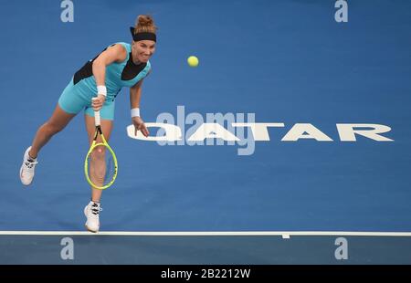 Doha, Qatar. 28th Feb, 2020. Svetlana Kuznetsova della Russia serve durante la partita semi-finale dei singoli femminili contro Aryna Sabalenka della Bielorussia al Qatar Open di Doha, Qatar, 28 febbraio 2020. Credito: Nikku/Xinhua/Alamy Live News Foto Stock