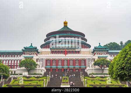 Chongqing, Cina - 14 giugno 2018 : Renmin Dalitang - la grande sala Della Gente - in piazza della gente in una giornata torbida Foto Stock