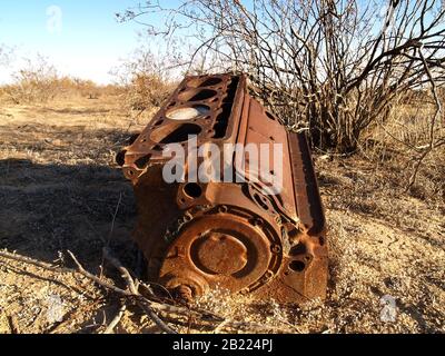 Il blocco di ferro arrugginente di un vecchio motore di veicolo ho trovato durante le escursioni nel deserto dell'Arizona. Foto Stock