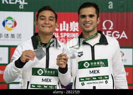 Montreal, Quebec, Canada. 28th Feb, 2020. Kevin Berlin Reyes del Messico e Ivan Garcia Navarro detengono le loro medaglie seguendo la finale di 10 metri della piattaforma sincronizzatore maschile alla FINA Diving World Series di Montreal. Credito: Patrice Lapointe/Zuma Wire/Alamy Live News Foto Stock