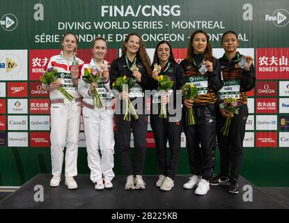 Montreal, Quebec, Canada. 28th Feb, 2020. Ekaterina Beliaeva e Lulia Timoshinina della Russia, a sinistra, Caeli McKay e Meaghan Benfeito del Canada, al centro, e Mun Yee Leong e Pandelela Pang della Malesia tengono le loro medaglie dopo la finale di 10 metri della piattaforma sincronizzatore femminile alla FINA Diving World Series. Credito: Patrice Lapointe/Zuma Wire/Alamy Live News Foto Stock