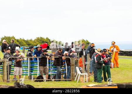 Melbourne, Australia, 29 Febbraio 2020. Appassionati di corse durante il Motul FIM Superbike World Championship, Phillip Island Circuit, Australia. Credito: Dave Hewison/Alamy Live News Foto Stock