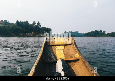 Prow o Bow di un Primitivo, locale Scavato canoe sul Lago Bunyonyi in Uganda, Africa Foto Stock