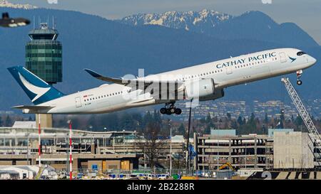 Richmond, British Columbia, Canada. 21st Feb, 2020. Un aeromobile Cathay Pacific Airways Airbus A350-900 XWB (B-LRM), un jet extra a fusoliera larga, parte dall'aeroporto internazionale di Vancouver, Richmond, a.C. venerdì 21 febbraio 2020. Credito: Bayne Stanley/Zuma Wire/Alamy Live News Foto Stock