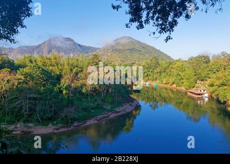 Fiume Kwai (Khwae noi), Sai Yok, Provincia di Kanchanaburi, Thailandia Foto Stock