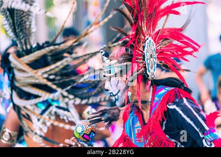 CITTÀ DEL MESSICO, MESSICO - 17 FEBBRAIO 2020: Ballerini Aztec in costumi tradizionali che ballano nello Zocalo a Città del Messico, DF, Messico. Foto Stock