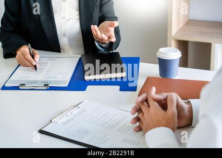 Intervista concetto di lavoro, attraente candidato cerca di lavoro in tuta risponde dipendente per un business vacancy interviewing Foto Stock