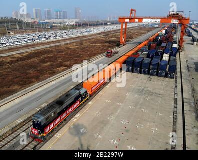 Pechino, Cina. 28th Feb, 2020. Foto aerea scattata il 28 febbraio 2020 mostra un treno merci Cina-Europa caricato con 6.896 mail alla stazione di Zhengzhou, la provincia centrale cinese di Henan. Credito: Li An/Xinhua/Alamy Live News Foto Stock