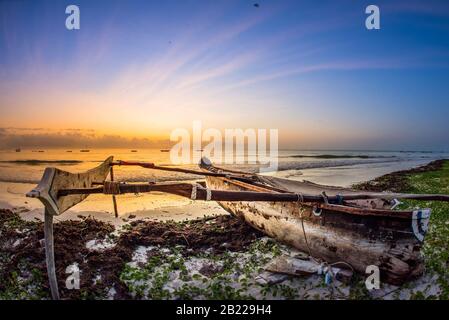 Sunrise Diani Beach Viaggiare Africa Kenya e Zanzibar mare e tradizionale barca paesaggio marino all'alba e Watamu Foto Stock