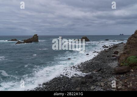 Vista sulle onde e sulla scogliera di Los Galiones vicino alla spiaggia di Roque de Las Bodegas nella zona di Taganana, Tenerife Island, Spagna Foto Stock