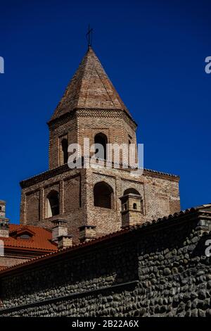 Famoso monumento medievale georgiano Akhali o nuovo monastero di Shuamta nella regione di kakheti nella Georgia orientale, nel Caucaso, in Europa Foto Stock