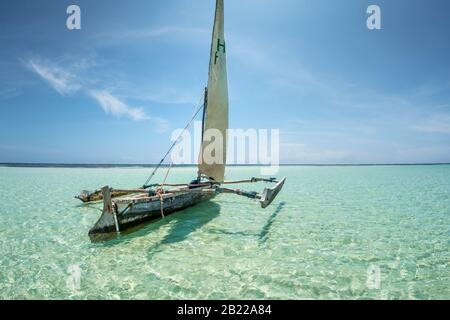 Viaggiare in Africa Kenya e Zanzibar con acque turchesi cristalline e tradizionali paesaggi di barche a vela da Diani Beach e Watamu Foto Stock