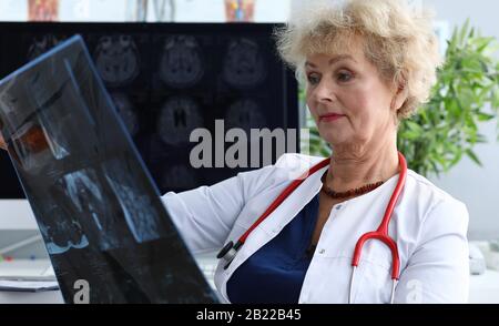 Medico esperto donna che guarda l'immagine MRI Foto Stock