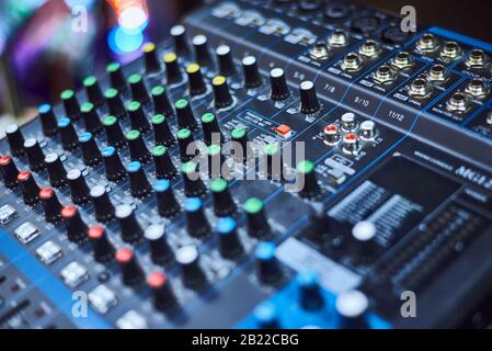 Console mixer audio su sfondo nero. Sound studio scrivania di miscelazione Foto Stock