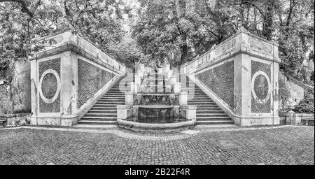 Roma - 28 APRILE: Scale panoramiche con fontana all'interno del Giardino Botanico di Roma, Italia, 28 aprile 2019 Foto Stock