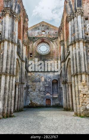 Chiusdino, ITALIA - 22 GIUGNO: Veduta interna dell'iconica Abbazia di San Galgano senza tetto, monastero cistercense nella città di Chiusdino, provincia di si Foto Stock