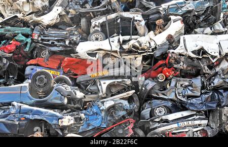 Pile di automobili destinate allo sfrido presso lo stabilimento di lavorazione dei metalli Praxy Centre di Issoire , Puy de Dôme, Francia Foto Stock