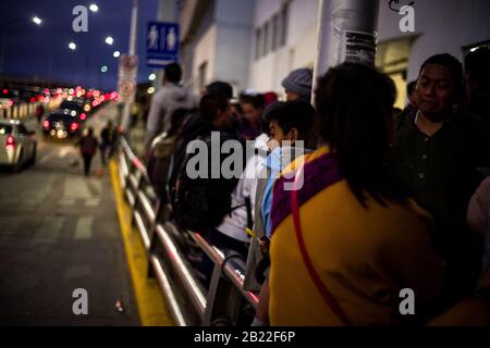 Ciudad Juarez, Chihuahua, Messico. 28th Feb, 2020. I richiedenti asilo si riuniscono ai piedi del porto di entrata Paso del Norte a Ciudad Juarez, Chihuahua, Messico. Un tribunale federale d'appello ha ripristinato un blocco sui protocolli di protezione dei migranti dell'amministrazione Trump, noti anche come "Rimanere in Messico", la politica d'immigrazione il 28th febbraio ed è stato successivamente revocato dopo alcune ore, consentendo il ripristino della politica. Credito: Joel Angel Juarez/Zuma Wire/Alamy Live News Foto Stock
