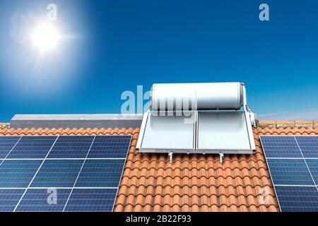 Un pannello solare utilizzato per riscaldare l'acqua su un tetto Foto Stock