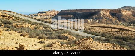 panorama di una porzione della strada a serpentina da midreshet ben gurion al torrente zin che mostra le scogliere con hod akev sullo sfondo Foto Stock