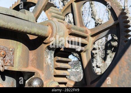 Ruota dentata di una vecchia gru. Concetto di tecnologia invecchiata Foto Stock