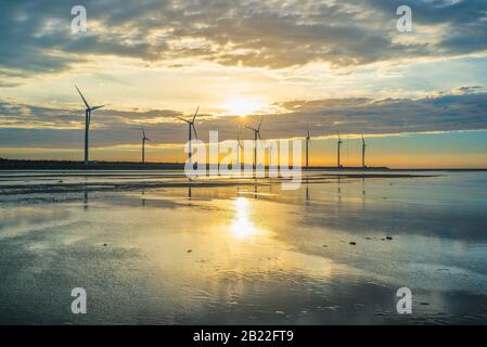 Sillouette di turbina eolica a matrice Gaomei Wetland Foto Stock