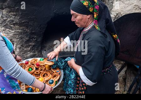 Olympos, isola di Karpathos / Grecia - 24 aprile 2008: Prima di Pasqua gli abitanti cucinano pane tradizionale contenente un uovo colorato Foto Stock