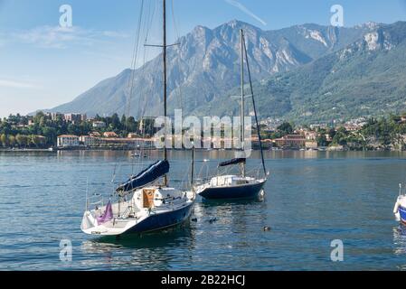 Barche sul lago. Lago di Como, Italia. Vista di Malgrate dalla città di Lecco. Grande e famoso lago europeo Foto Stock