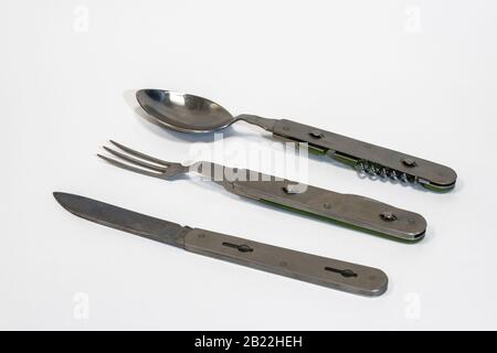 Imposta coltello pieghevole, forchetta, cucchiaio, cavatappi cinque in uno, su uno sfondo bianco. Foto Stock