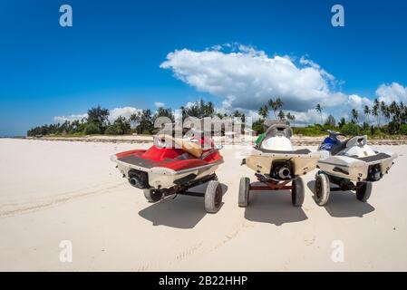 Diani Beach noleggio moto d'acqua sport attività sulla spiaggia a Zanzibar e Watamu. Tre jet-skies in affitto Foto Stock