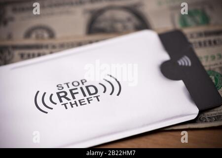 Custodia di protezione RFID per una carta di credito sicura da attacchi di hacker con banconote in denaro Foto Stock
