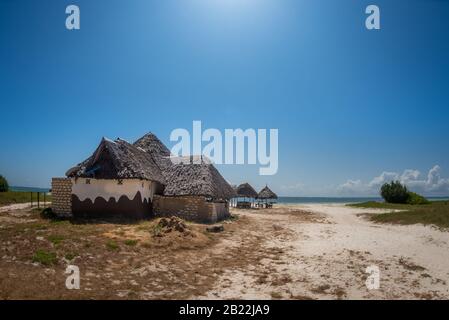 Viaggi Diani-Beach, Kenya, Watamu, negozio di souvenir sul paesaggio tropicale spiaggia da Zanzibar mare Foto Stock