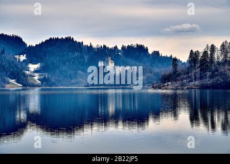 Splendida vista panoramica sul Castello di Niedzica, conosciuto anche come Castello di Dunajec, situato nella parte più meridionale della Polonia a Niedzica, nella contea di Nowy Torg Foto Stock