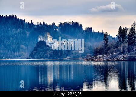 Splendida vista panoramica sul Castello di Niedzica, conosciuto anche come Castello di Dunajec, situato nella parte più meridionale della Polonia a Niedzica, nella contea di Nowy Torg Foto Stock