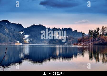 Splendida vista panoramica sul Castello di Niedzica, conosciuto anche come Castello di Dunajec, situato nella parte più meridionale della Polonia a Niedzica, nella contea di Nowy Torg Foto Stock