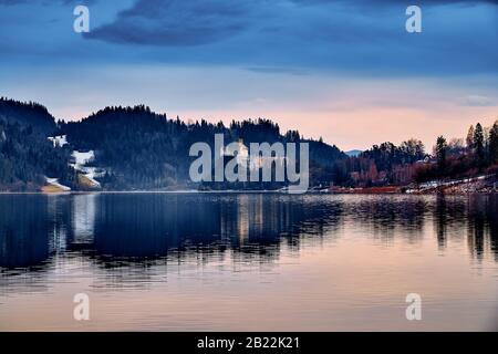 Splendida vista panoramica sul Castello di Niedzica, conosciuto anche come Castello di Dunajec, situato nella parte più meridionale della Polonia a Niedzica, nella contea di Nowy Torg Foto Stock