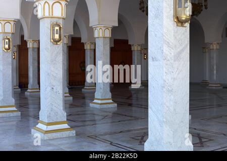 Sharm el Sheikh, Egitto - 26 dicembre 2019: Posti in marmo della Moschea di Mubarak, dettagli architettonici della chiesa islamica Foto Stock