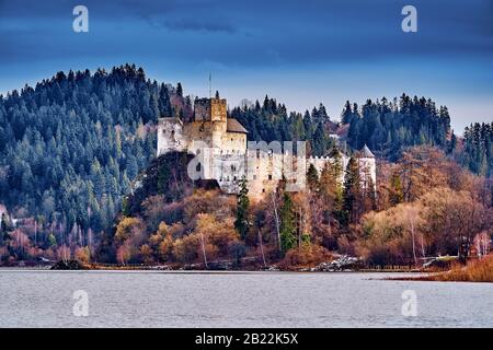 Splendida vista panoramica sul Castello di Niedzica, conosciuto anche come Castello di Dunajec, situato nella parte più meridionale della Polonia a Niedzica, nella contea di Nowy Torg Foto Stock