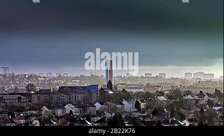 Glasgow, Scotland, UK, 29th Febbraio, 2020: UK Meteo: Storm Jorge sul lato ovest della città e il più alto edificio elencato in Scozia Anniesland Court Tower. Copywrite Gerard Ferry/ Alamy Live News Foto Stock