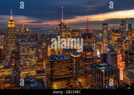 Top Scene of New York City cityscape in Lower manhattan al crepuscolo, USA Downtown skyline, architettura e edificio con concetto turistico Foto Stock