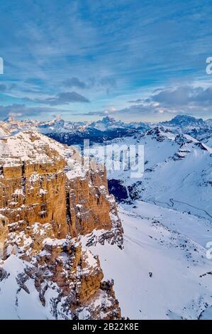 Splendida vista panoramica sulla Sellaronda - la più grande giostra sciistica d'Europa - sci i quattro passi più famosi delle Dolomiti, Italia; extraord Foto Stock