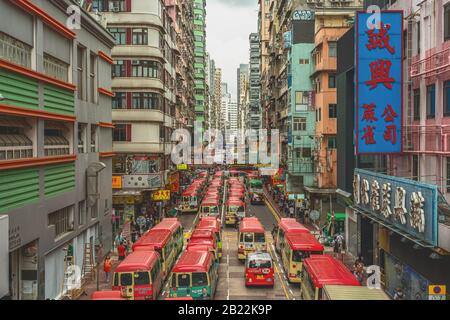 Mong KOK, HONG KONG - LUGLIO, 2019 : scena dall'alto della fermata del mini bus pubblico il 6 luglio 2019 nella zona di Mong kok, Hong Kong Foto Stock